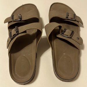 MADDEN GIRL BRANDO SLIP-ON SANDALS TAUPE WOMEN’S 10M